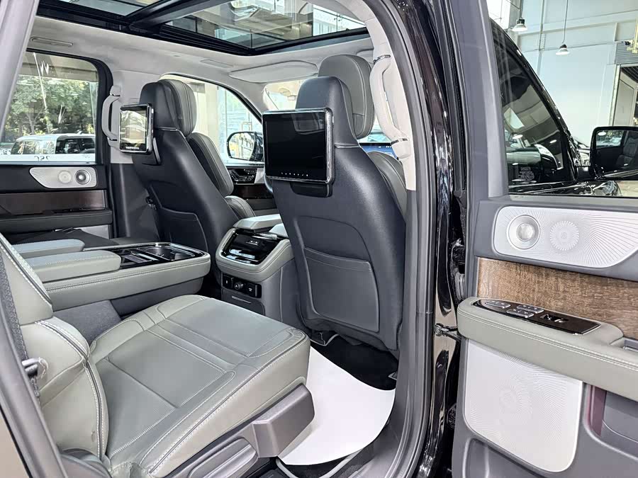 Navigator 2022 3.5T Long Wheelbase President - zdjęcie 18