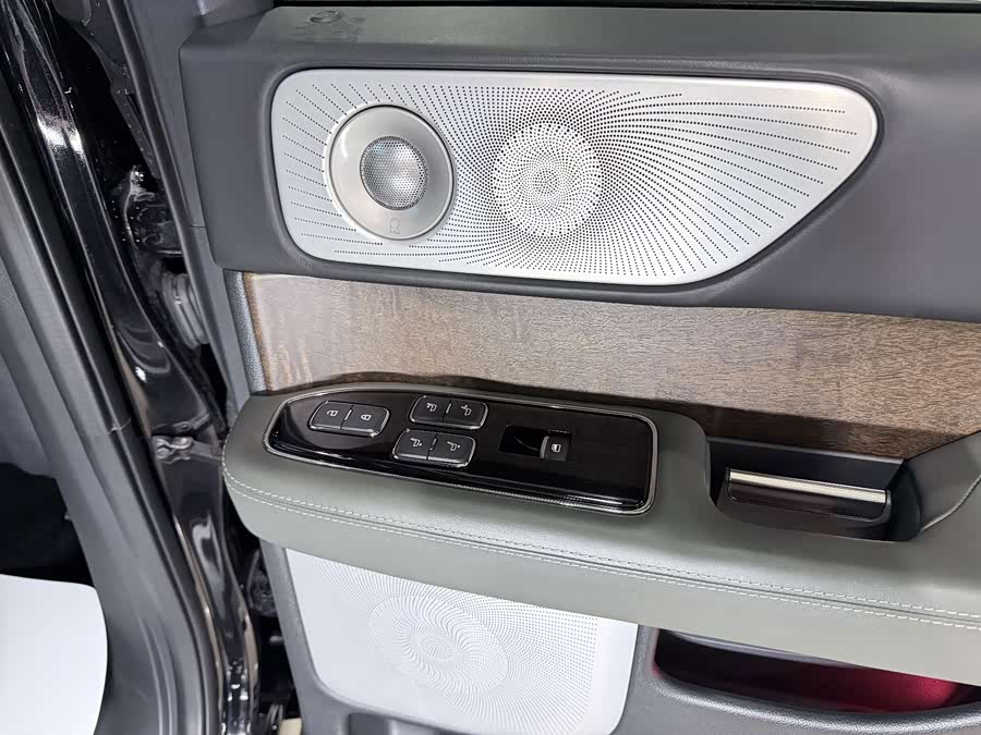 Navigator 2022 3.5T Long Wheelbase President - zdjęcie 19