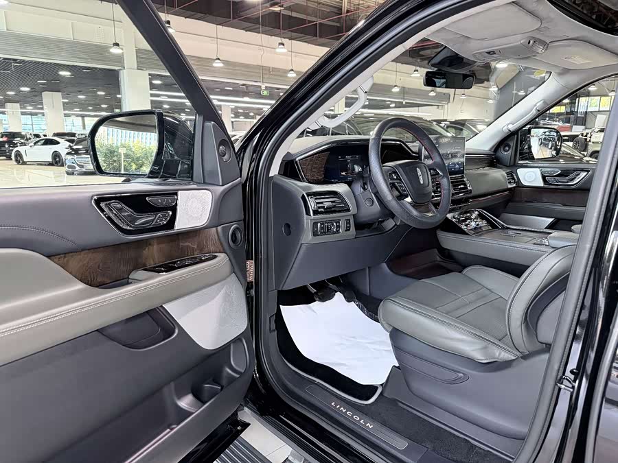 Navigator 2022 3.5T Long Wheelbase President - zdjęcie 4