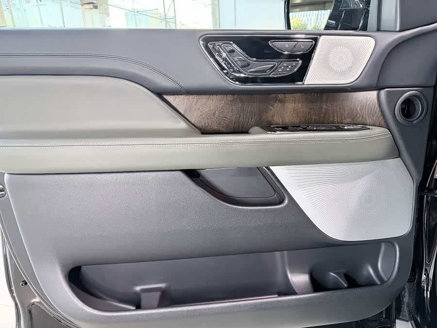 Navigator 2022 3.5T Long Wheelbase President - zdjęcie 8