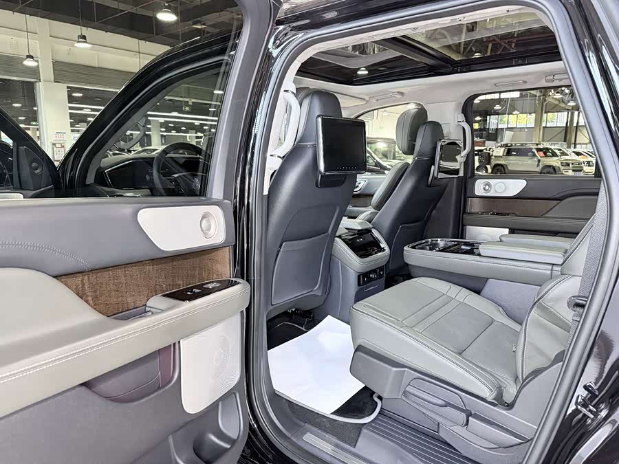Navigator 2022 3.5T Long Wheelbase President - zdjęcie 9