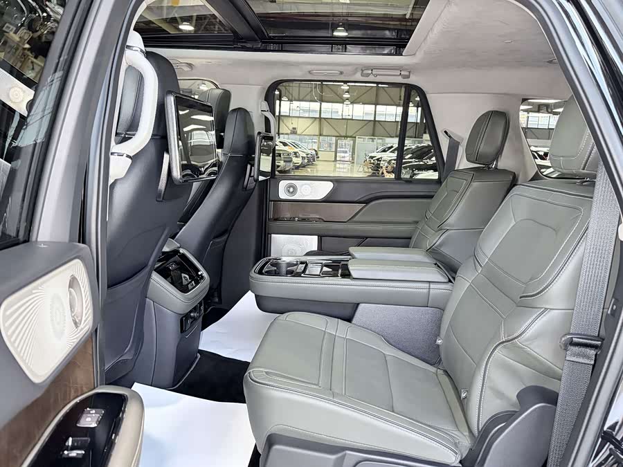 Navigator 2022 3.5T Long Wheelbase President - zdjęcie 10