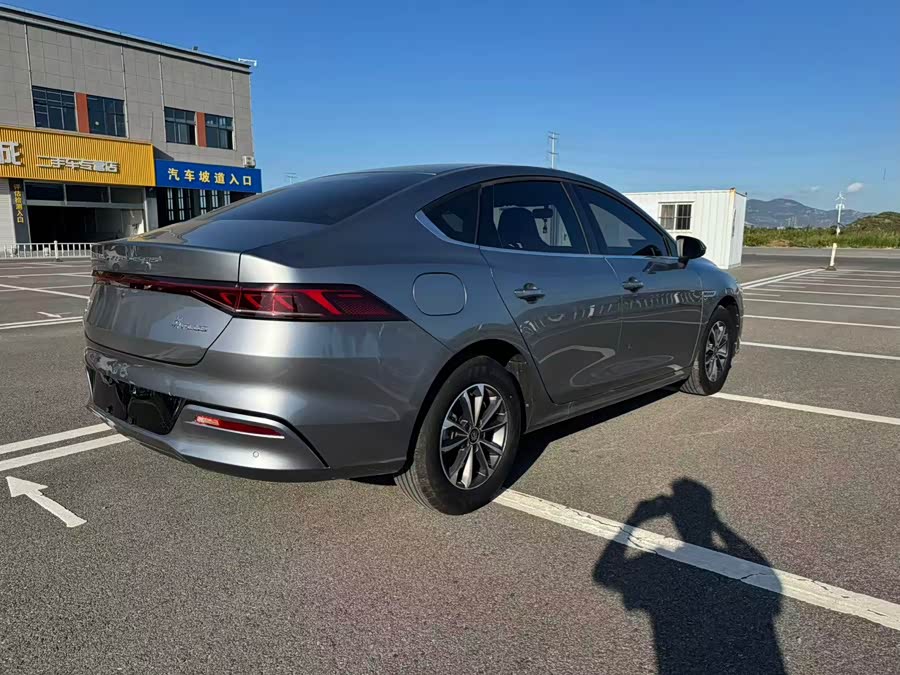 Qin PLUS 2024 Glory DM-i 120KM Excellence - zdjęcie 7