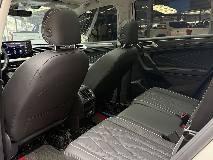 Tiguan L 2022 330TSI Automatic Two-Wheel Drive R-Line Yuexiang Edition - zdjęcie 9