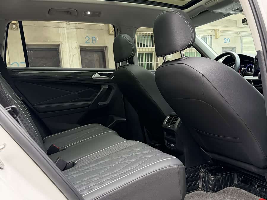 Tiguan L 2022 330TSI Automatic Two-Wheel Drive R-Line Yuexiang Edition - zdjęcie 10