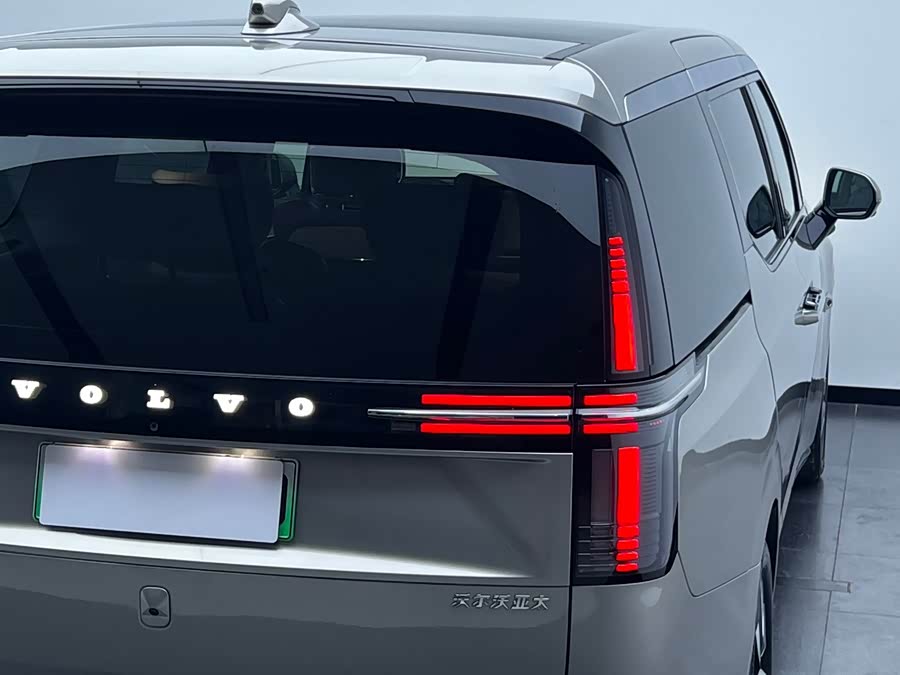 Volvo EM90 2025 Ultra 6-Seater - zdjęcie 13