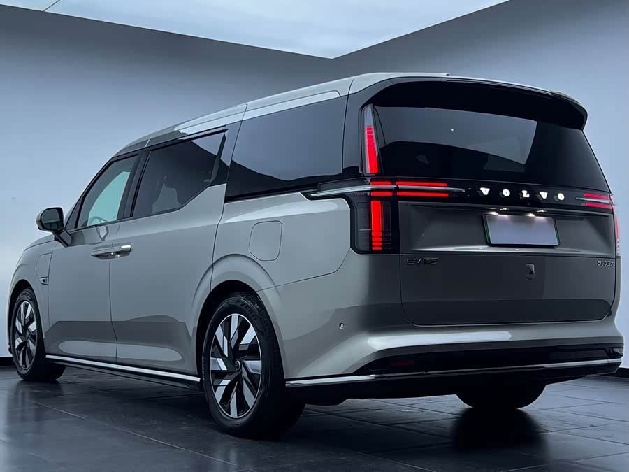 Volvo EM90 2025 Ultra 6-Seater - zdjęcie 14