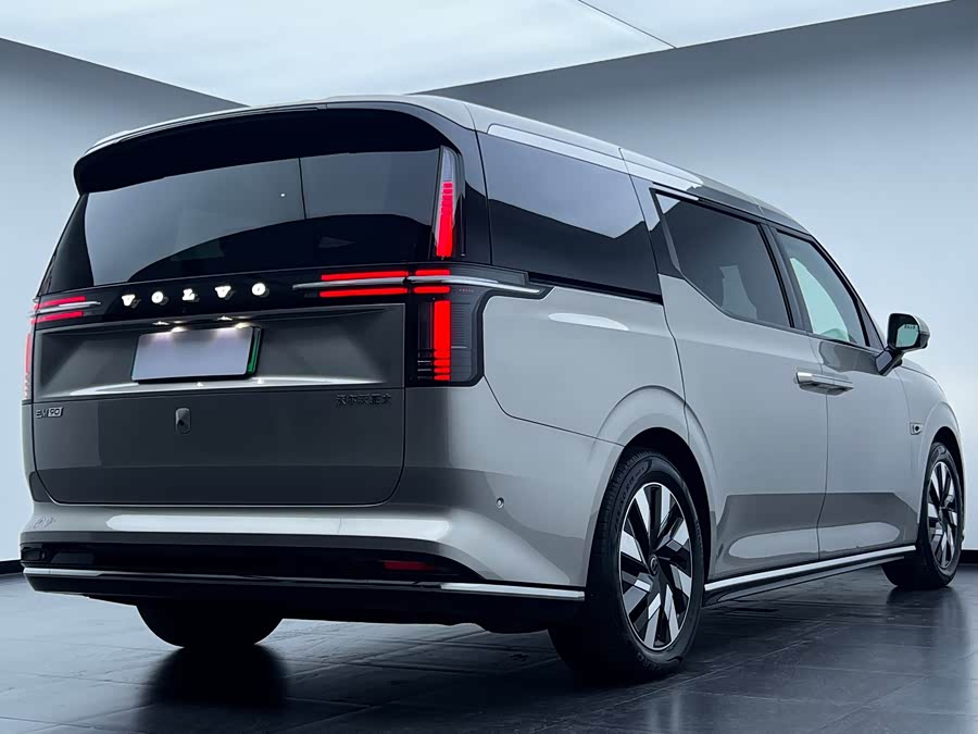 Volvo EM90 2025 Ultra 6-Seater - zdjęcie 19