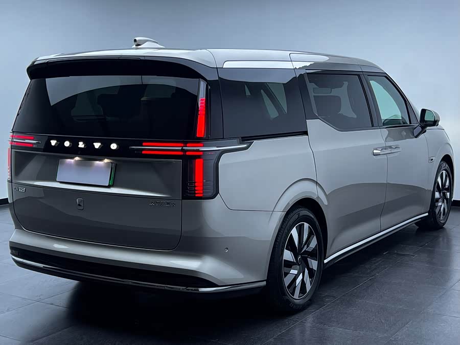 Volvo EM90 2025 Ultra 6-Seater - zdjęcie 20