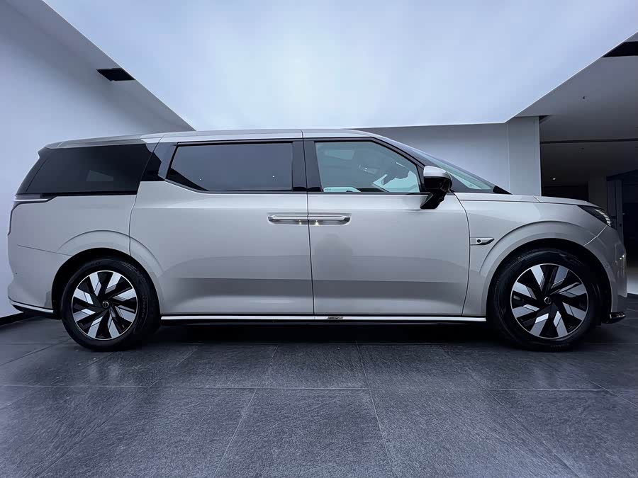 Volvo EM90 2025 Ultra 6-Seater - zdjęcie 7