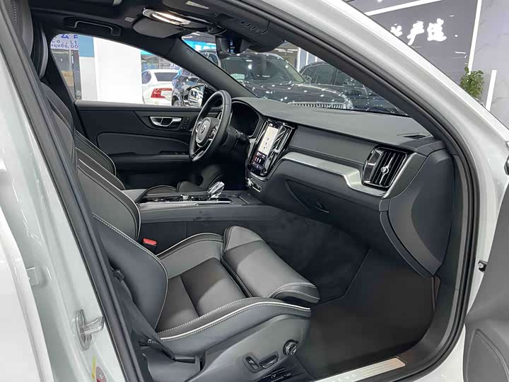 Volvo S60 2025 B5 Intelligent Sport - zdjęcie 18
