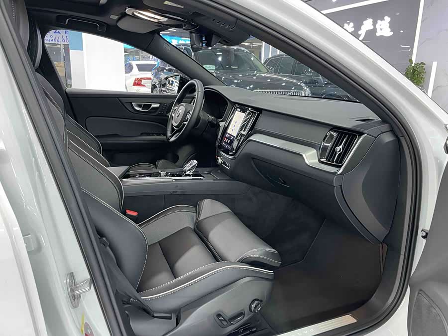 Volvo S60 2025 B5 Intelligent Sport - zdjęcie 5