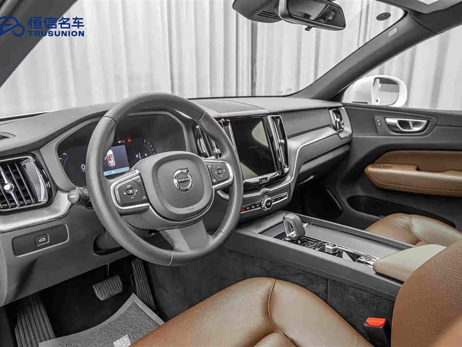 Volvo XC60 2025 B5 4WD Intelligent Luxury - zdjęcie 12