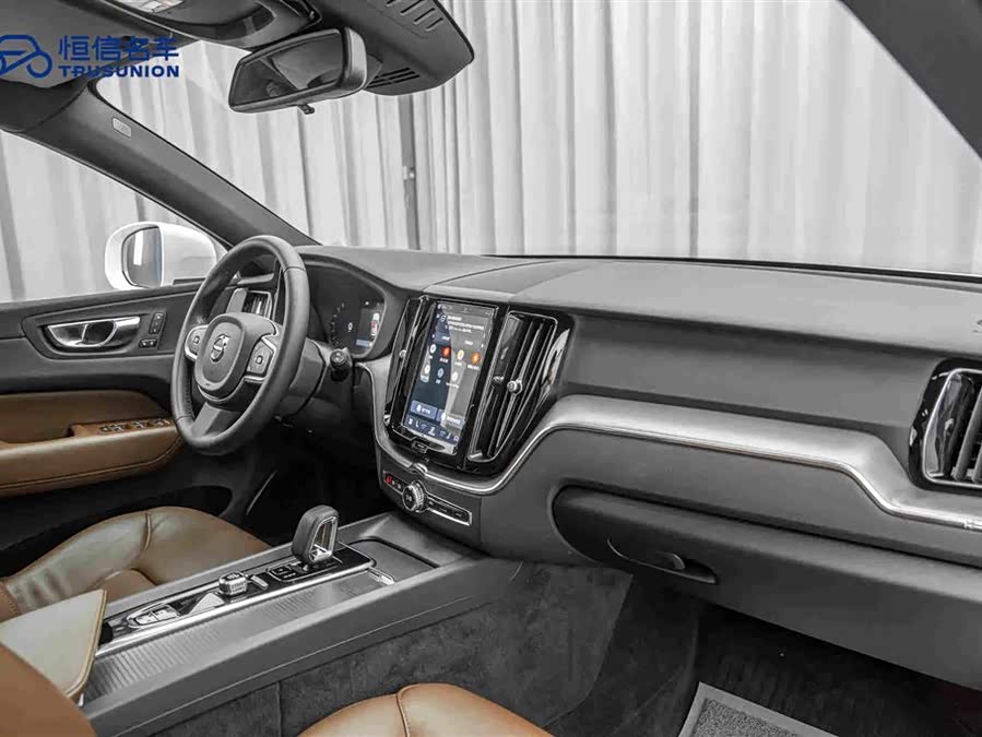 Volvo XC60 2025 B5 4WD Intelligent Luxury - zdjęcie 14