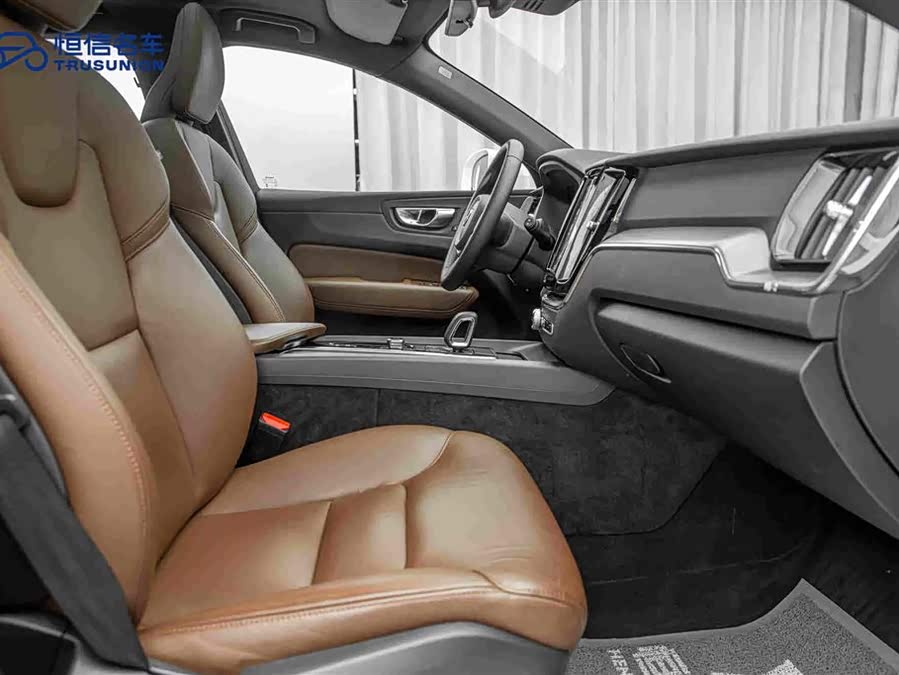 Volvo XC60 2025 B5 4WD Intelligent Luxury - zdjęcie 15