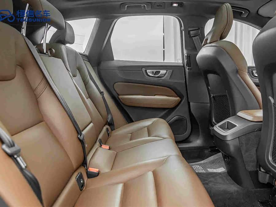 Volvo XC60 2025 B5 4WD Intelligent Luxury - zdjęcie 16