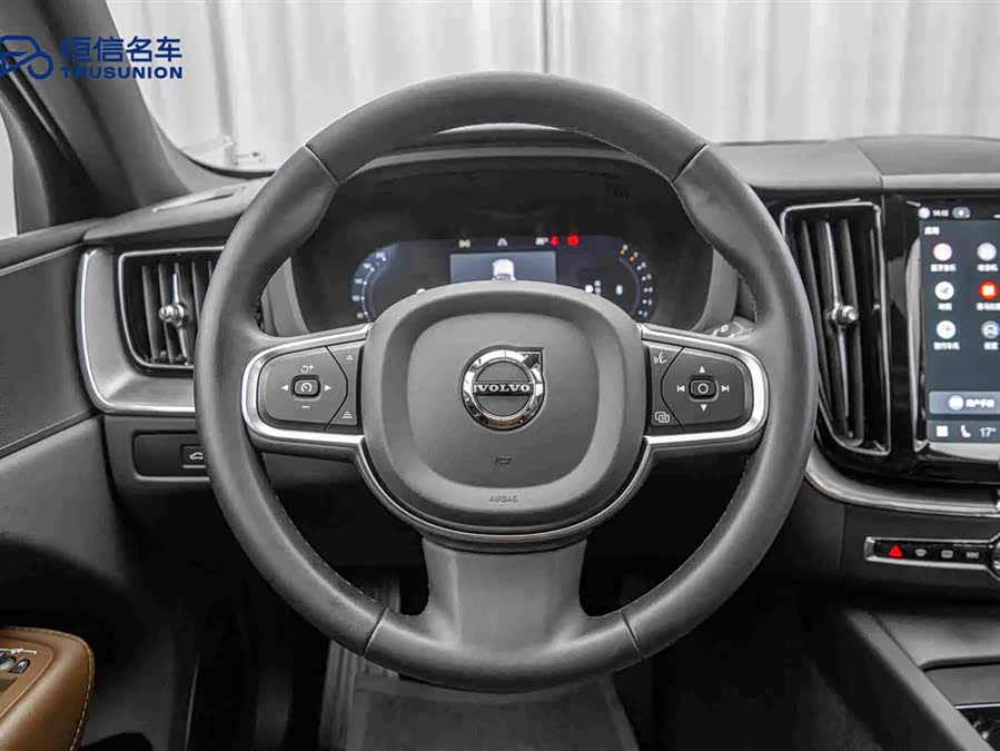 Volvo XC60 2025 B5 4WD Intelligent Luxury - zdjęcie 17