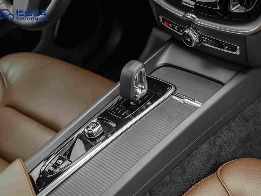 Volvo XC60 2025 B5 4WD Intelligent Luxury - zdjęcie 19