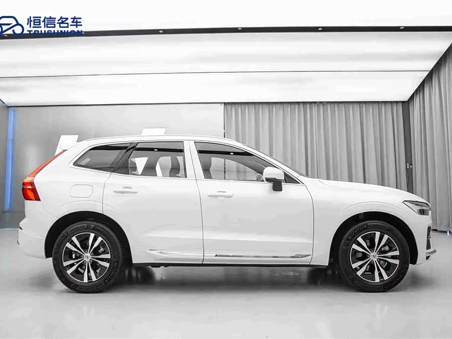 Volvo XC60 2025 B5 4WD Intelligent Luxury - zdjęcie 4