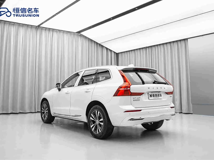 Volvo XC60 2025 B5 4WD Intelligent Luxury - zdjęcie 7