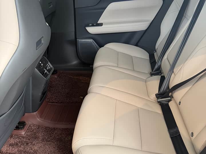 Volvo XC70 PHEV 2026 4WD Long Range Plus - zdjęcie 18