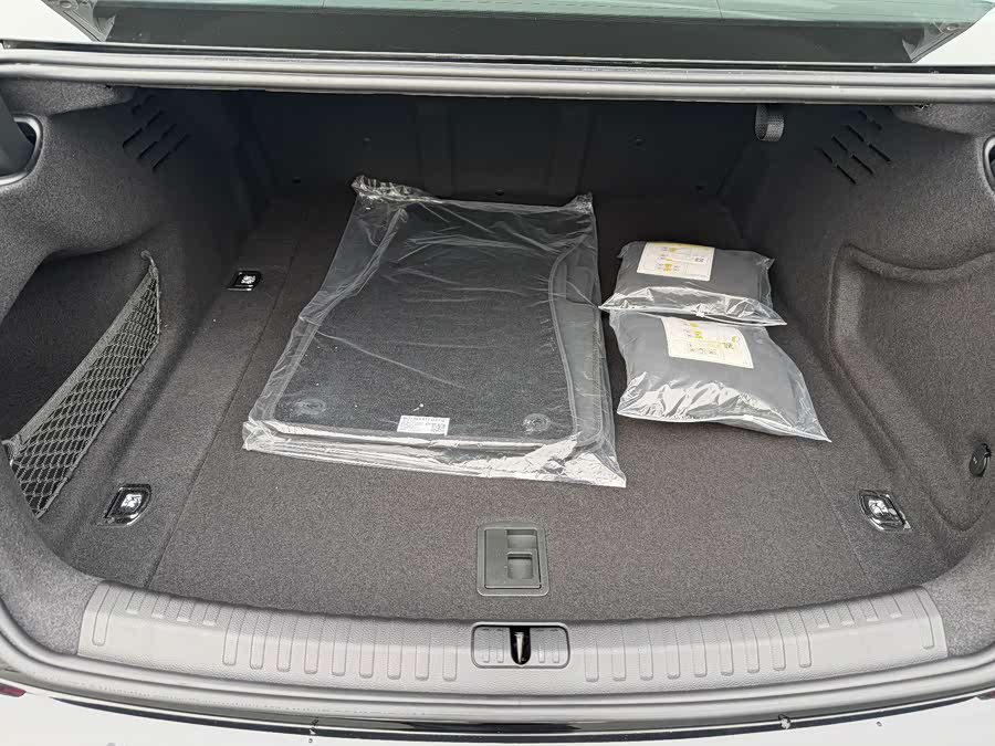 Audi A6L 2024 40 TFSI Luxury - zdjęcie 13