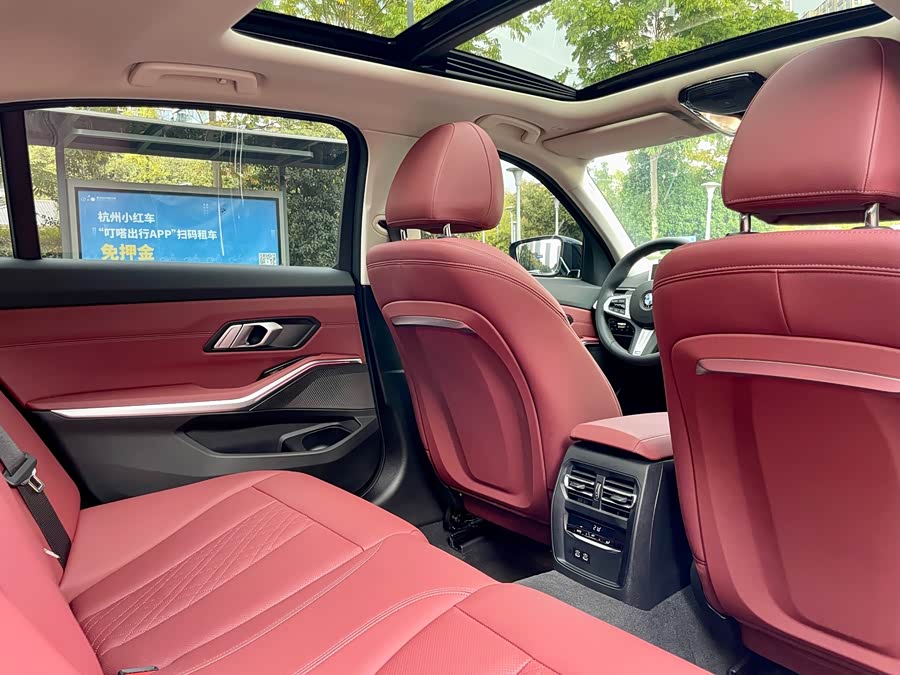 BMW 3 Series 2024 325Li M Sport - zdjęcie 14