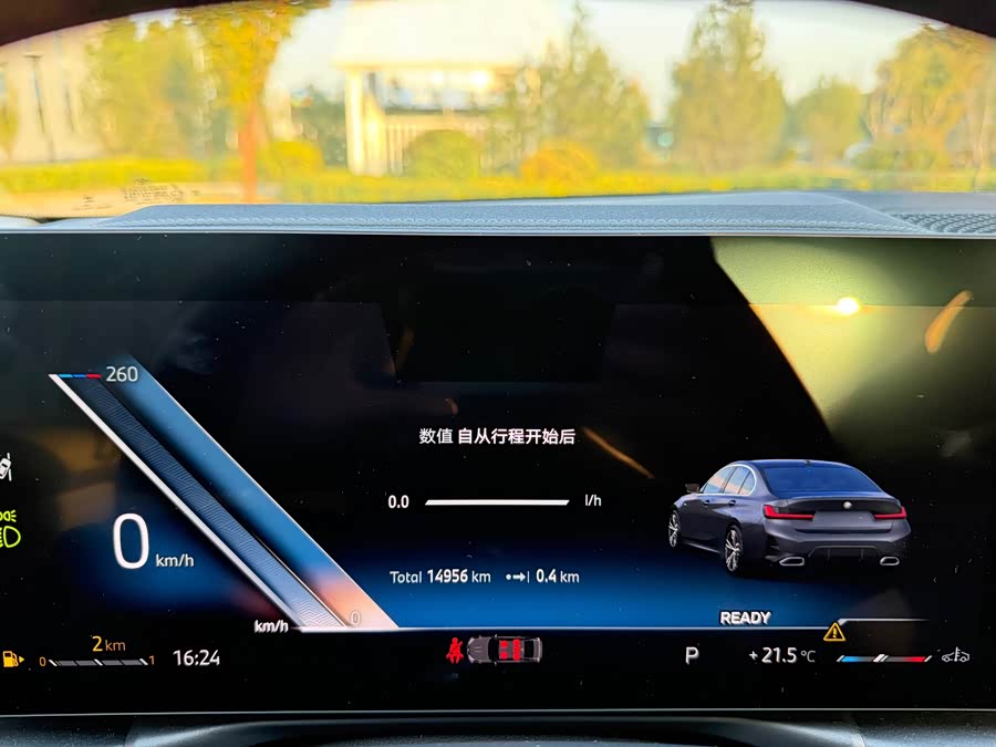 BMW 3 Series 2024 325i M Sport - zdjęcie 12