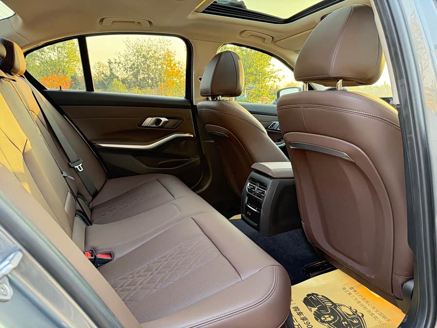BMW 3 Series 2024 325i M Sport - zdjęcie 8