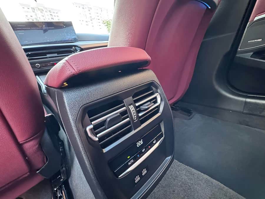BMW 3 Series 2025 330Li M Sport Night Package - zdjęcie 12