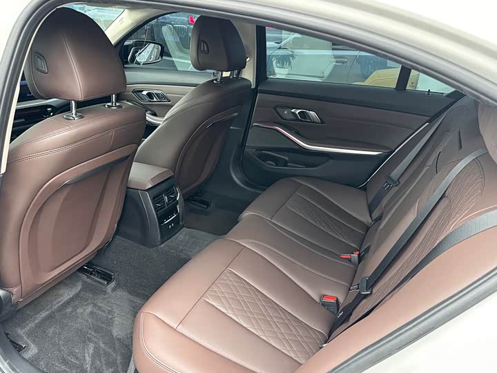 BMW 3 Series 2025 330Li M Sport Night Package - zdjęcie 14