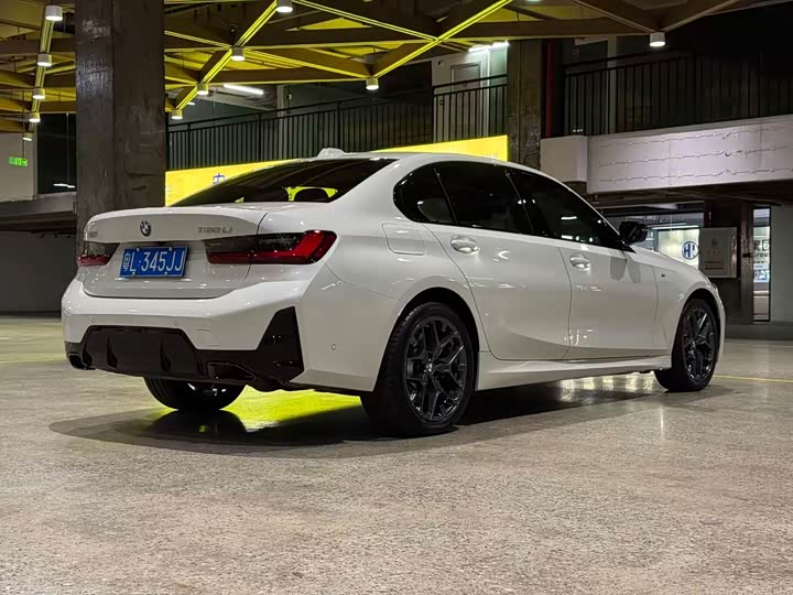 BMW 3 Series 2025 330Li M Sport Night Package - zdjęcie 16