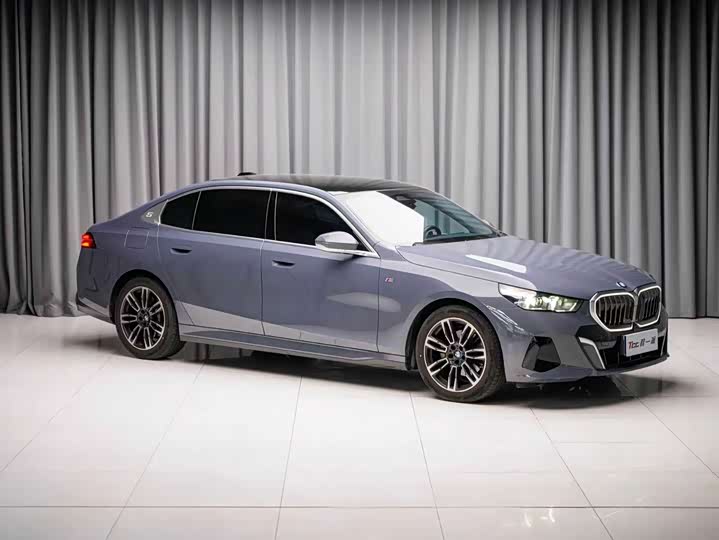 BMW 5 Series 2024 525Li M Sport Package - zdjęcie 14