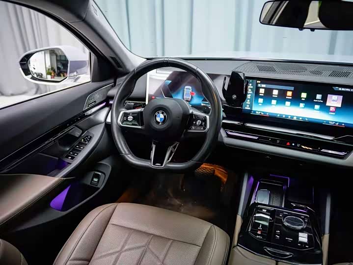 BMW 5 Series 2024 525Li M Sport Package - zdjęcie 15