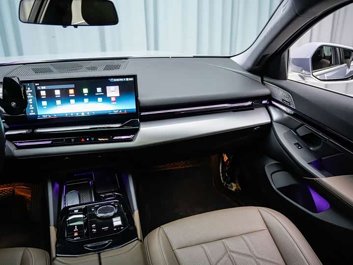 BMW 5 Series 2024 525Li M Sport Package - zdjęcie 17