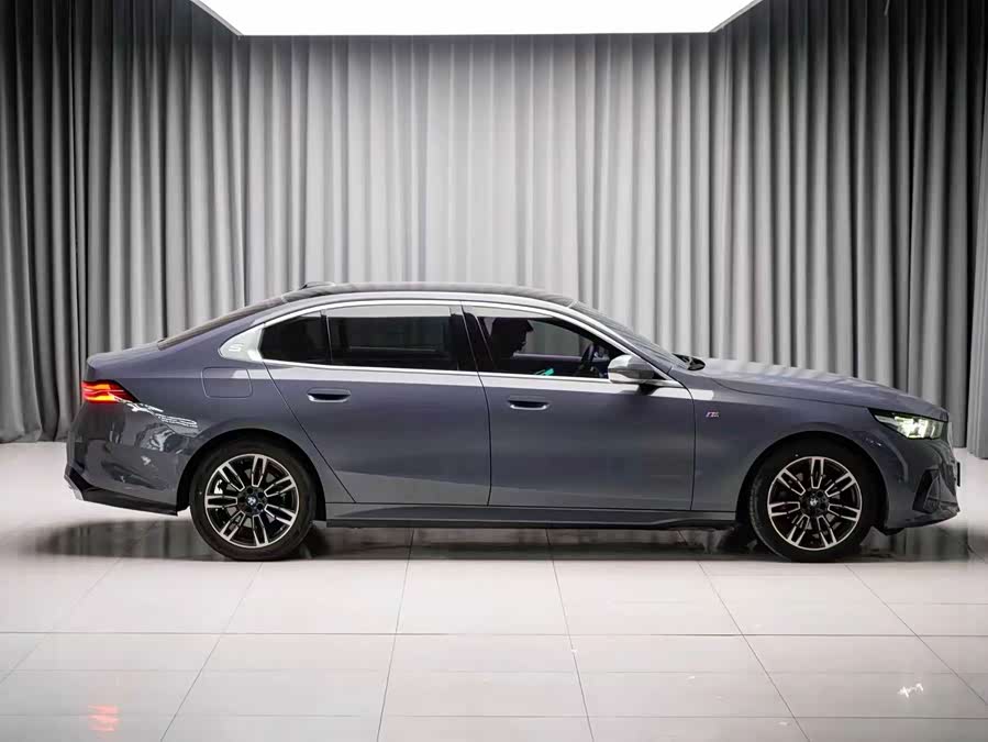 BMW 5 Series 2024 525Li M Sport Package - zdjęcie 8