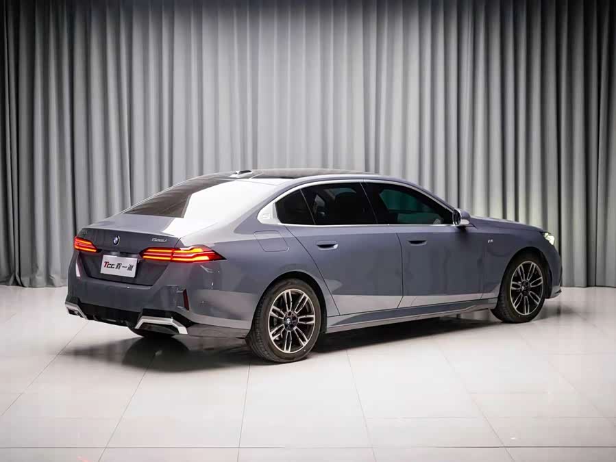 BMW 5 Series 2024 525Li M Sport Package - zdjęcie 9