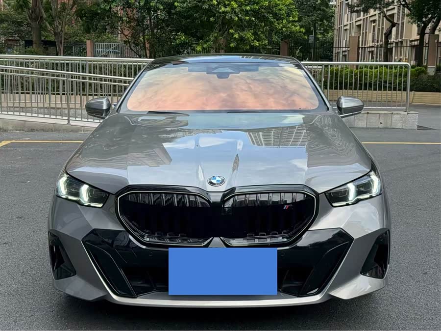 BMW 5 Series 2024 530Li Leading M Sport Package - zdjęcie 1