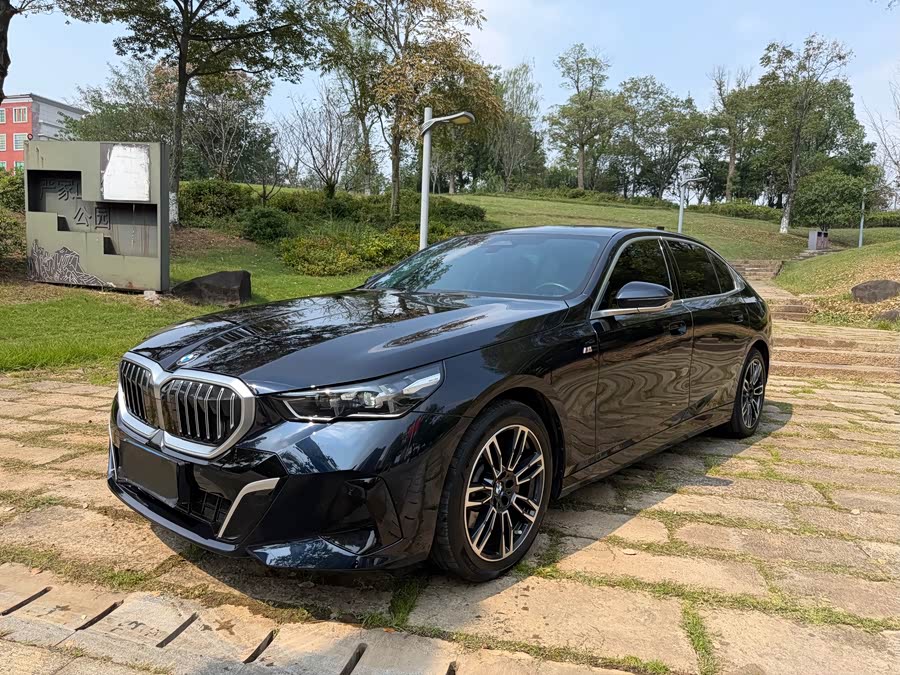 BMW 5 Series 2024 530Li Leading M Sport Package - zdjęcie 1