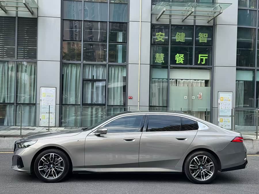 BMW 5 Series 2024 530Li Leading M Sport Package - zdjęcie 2