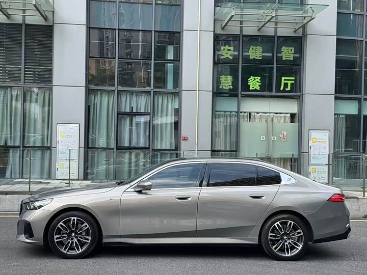 BMW 5 Series 2024 530Li Leading M Sport Package - zdjęcie 11