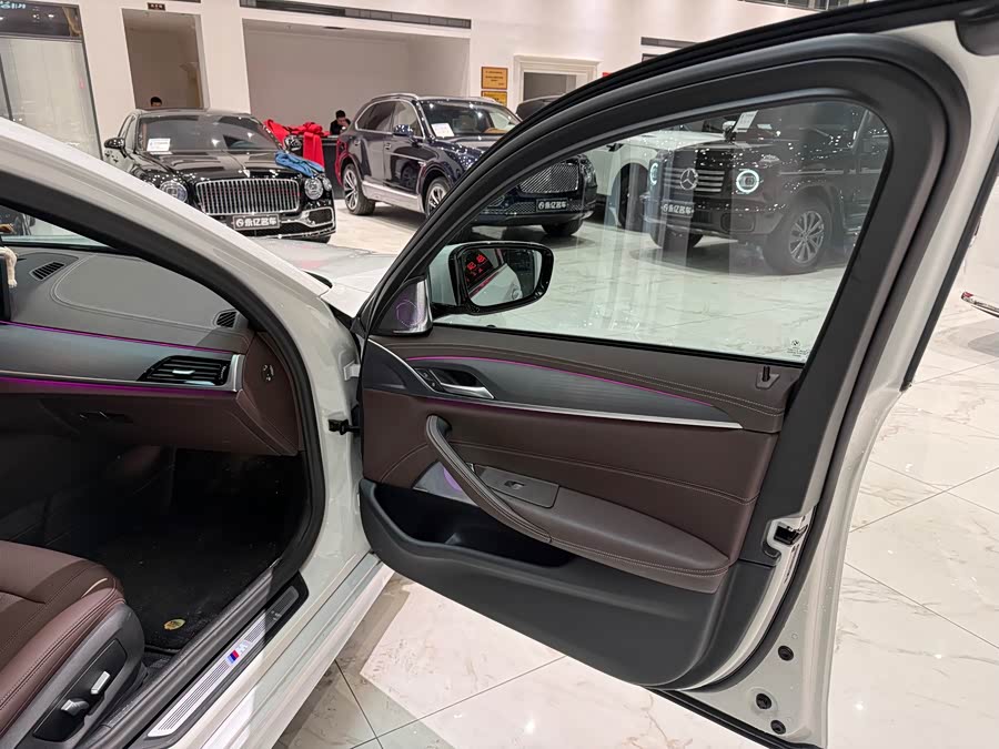 BMW 5 Series 2024 530Li Leading M Sport Package - zdjęcie 11