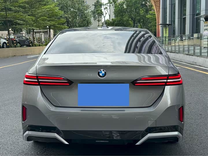 BMW 5 Series 2024 530Li Leading M Sport Package - zdjęcie 12