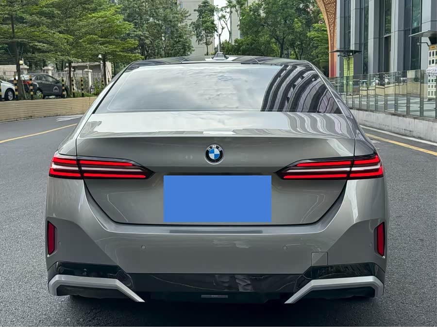BMW 5 Series 2024 530Li Leading M Sport Package - zdjęcie 3