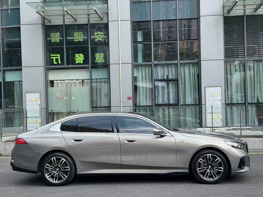 BMW 5 Series 2024 530Li Leading M Sport Package - zdjęcie 4