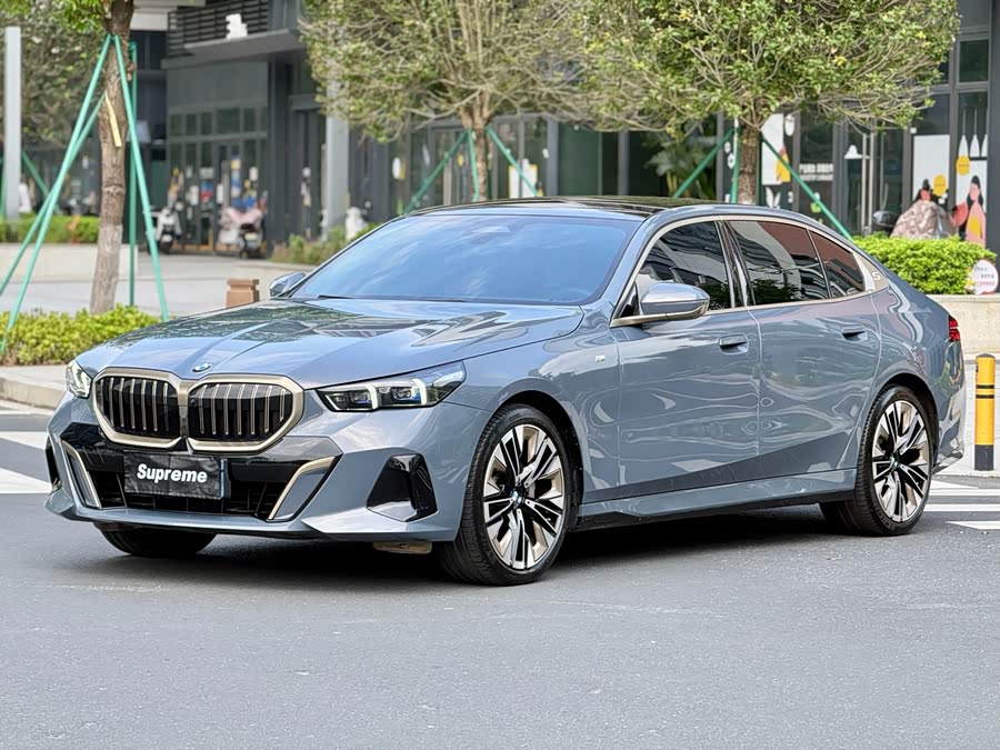 BMW 5 Series 2024 530Li Luxury M Sport Package - zdjęcie 1