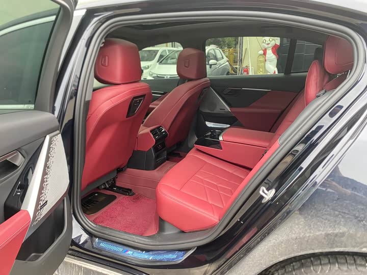 BMW 5 Series 2025 530Li Leading M Sport Package - zdjęcie 13