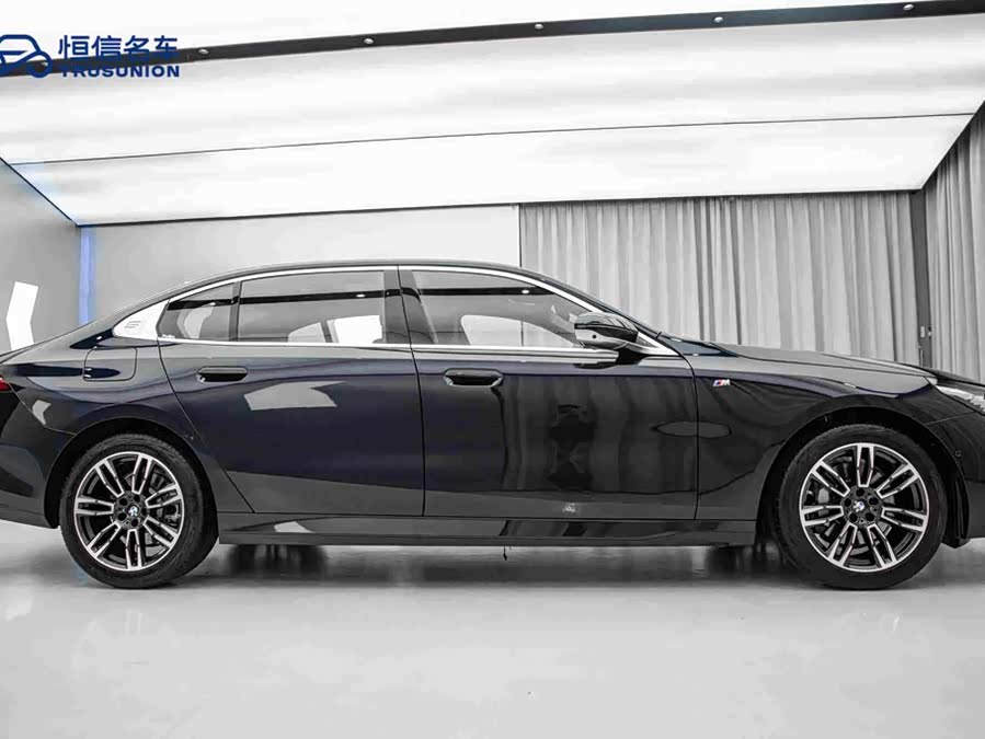 BMW 5 Series 2025 530Li Leading M Sport Package - zdjęcie 4