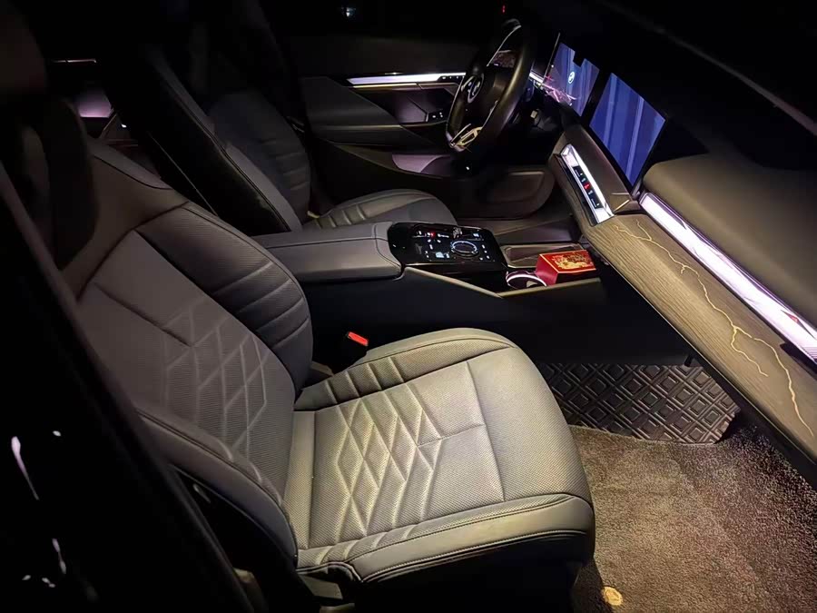 BMW 5 Series 2025 530Li xDrive Luxury - zdjęcie 3