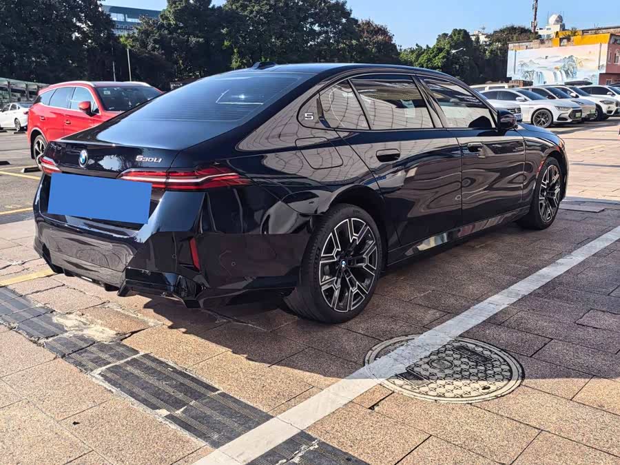 BMW 5 Series 2026 530Li Luxury M Sport - zdjęcie 4